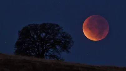 Eclipsă de Lună în această noapte. Fenomenul va fi vizibil și din Maramureș