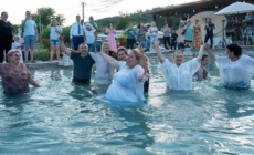 Horă în piscină la Vața de Jos. Diana Șoșoacă, în mijlocul susținătorilor