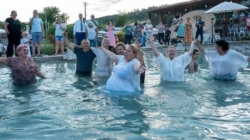Horă în piscină la Vața de Jos. Diana Șoșoacă, în mijlocul susținătorilor