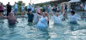 Horă în piscină la Vața de Jos. Diana Șoșoacă, în mijlocul susținătorilor