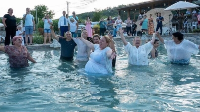 Horă în piscină la Vața de Jos. Diana Șoșoacă, în mijlocul susținătorilor