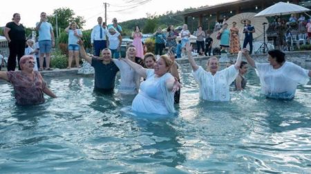 Horă în piscină la Vața de Jos. Diana Șoșoacă, în mijlocul susținătorilor