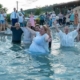 Horă în piscină la Vața de Jos. Diana Șoșoacă, în mijlocul susținătorilor
