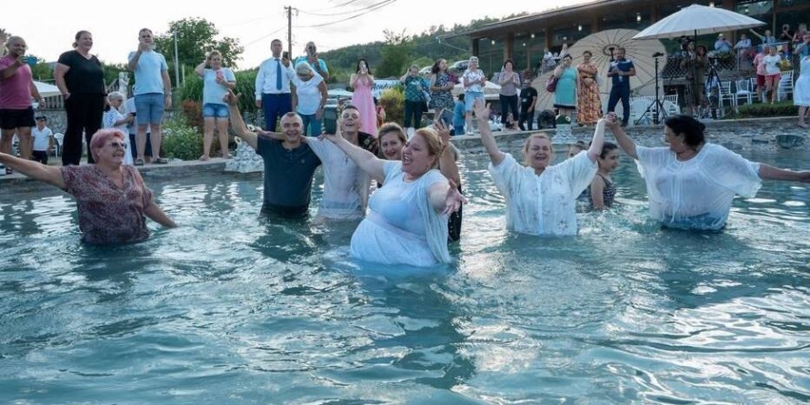 Horă în piscină la Vața de Jos. Diana Șoșoacă, în mijlocul susținătorilor