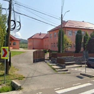 Opt locuri de muncă la Rona de Jos. Se caută îngrijitoare, bucătar, ajutor de bucătar, spălătoreasă și administrator