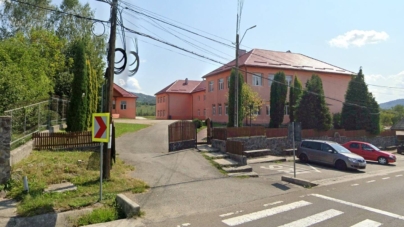 Opt locuri de muncă la Rona de Jos. Se caută îngrijitoare, bucătar, ajutor de bucătar, spălătoreasă și administrator