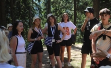 Copiii din tabăra „Maramureș for Peace” au descoperit Cascada Cailor. O zi de relaxare în mijlocul naturii