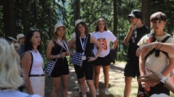 Copiii din tabăra „Maramureș for Peace” au descoperit Cascada Cailor. O zi de relaxare în mijlocul naturii