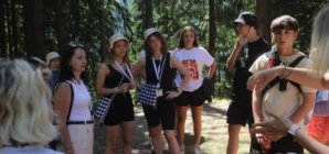 Copiii din tabăra „Maramureș for Peace” au descoperit Cascada Cailor. O zi de relaxare în mijlocul naturii