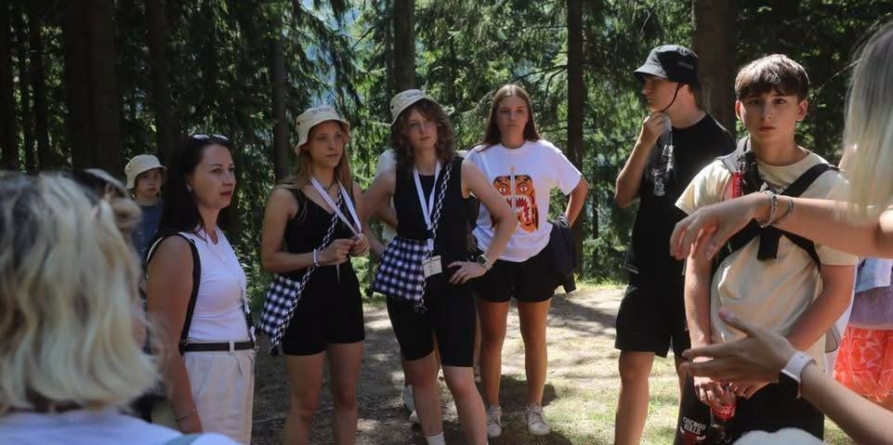 Copiii din tabăra „Maramureș for Peace” au descoperit Cascada Cailor. O zi de relaxare în mijlocul naturii
