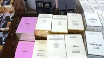 Peste 130 de parfumuri suspecte de contrafacere, ridicate în Baia Mare. Doi comercianți au fost surprinși în timp ce le ofereau spre vânzare