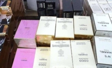 Peste 130 de parfumuri suspecte de contrafacere, ridicate în Baia Mare. Doi comercianți au fost surprinși în timp ce le ofereau spre vânzare