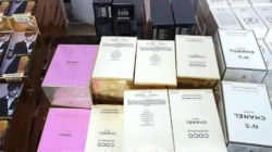 Peste 130 de parfumuri suspecte de contrafacere, ridicate în Baia Mare. Doi comercianți au fost surprinși în timp ce le ofereau spre vânzare
