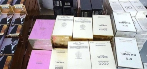 Peste 130 de parfumuri suspecte de contrafacere, ridicate în Baia Mare. Doi comercianți au fost surprinși în timp ce le ofereau spre vânzare