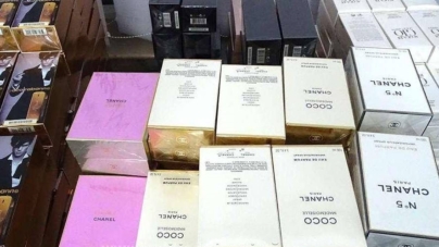 Peste 130 de parfumuri suspecte de contrafacere, ridicate în Baia Mare. Doi comercianți au fost surprinși în timp ce le ofereau spre vânzare