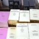 Peste 130 de parfumuri suspecte de contrafacere, ridicate în Baia Mare. Doi comercianți au fost surprinși în timp ce le ofereau spre vânzare