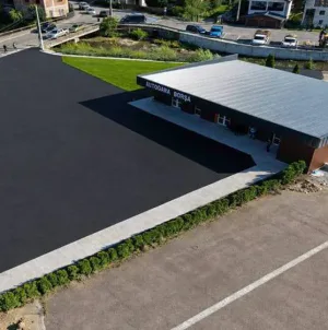 Spațiul asfaltat din zona Autogării din Borșa poate fi folosit temporar pentru parcare