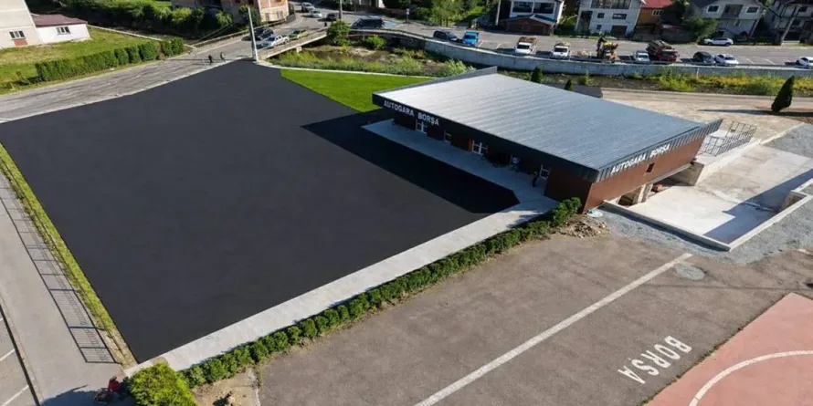 Spațiul asfaltat din zona Autogării din Borșa poate fi folosit temporar pentru parcare