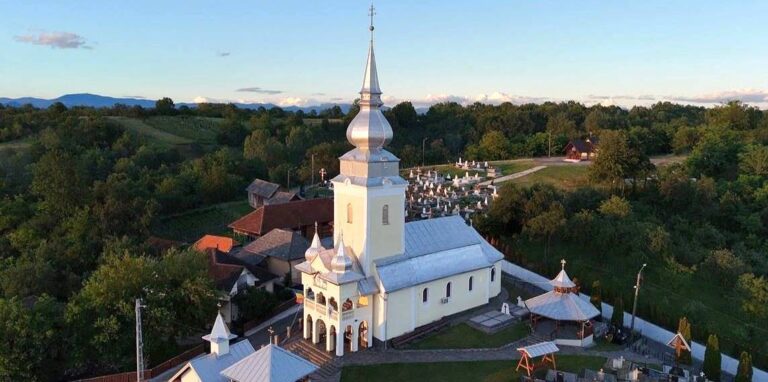 Două secole sub același clopot. Finteușu Mare își sărbătorește biserica la 200 de ani de la prima târnosire