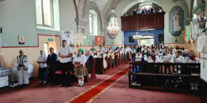 Hram în trei limbi la Câmpulung la Tisa. Ucraineni, români și maghiari, împreună la aceeași rugăciune