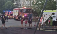 Clipe de groază în Baia Mare! Un copil de 2 ani, salvat de pompieri de pe pervazul unui bloc