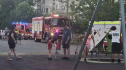 Clipe de groază în Baia Mare! Un copil de 2 ani, salvat de pompieri de pe pervazul unui bloc