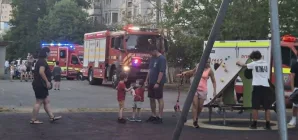 Clipe de groază în Baia Mare! Un copil de 2 ani, salvat de pompieri de pe pervazul unui bloc