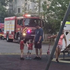 Clipe de groază în Baia Mare! Un copil de 2 ani, salvat de pompieri de pe pervazul unui bloc