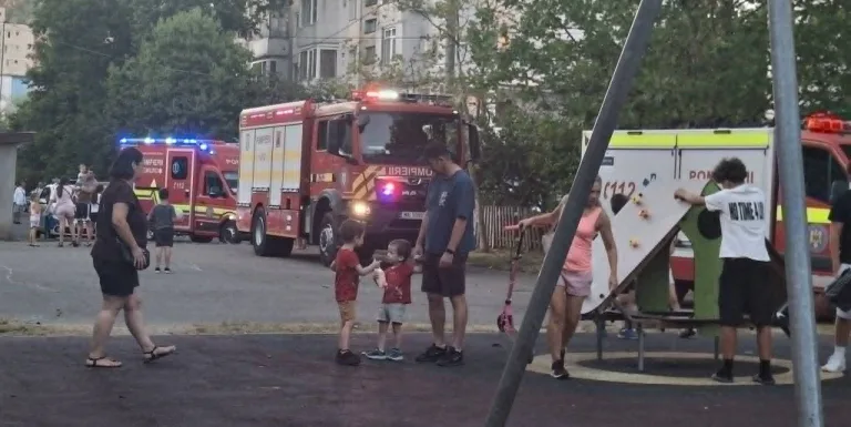 Clipe de groază în Baia Mare! Un copil de 2 ani, salvat de pompieri de pe pervazul unui bloc