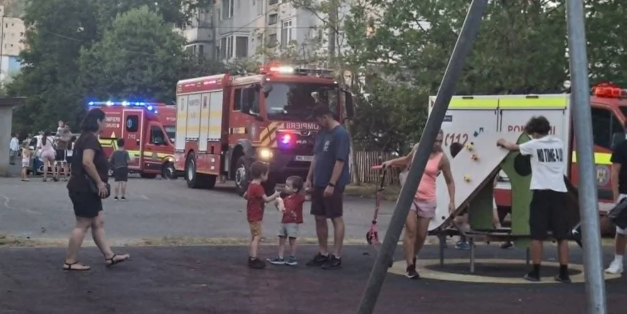 Clipe de groază în Baia Mare! Un copil de 2 ani, salvat de pompieri de pe pervazul unui bloc