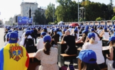 O imagine cât o lecție de istorie: mii de oameni, la Marea Dictare Națională de la Chișinău