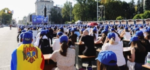 O imagine cât o lecție de istorie: mii de oameni, la Marea Dictare Națională de la Chișinău
