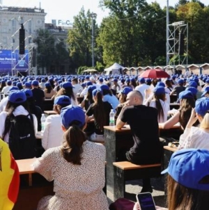 O imagine cât o lecție de istorie: mii de oameni, la Marea Dictare Națională de la Chișinău