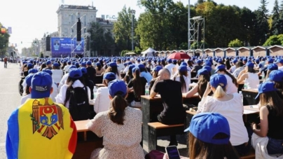 O imagine cât o lecție de istorie: mii de oameni, la Marea Dictare Națională de la Chișinău