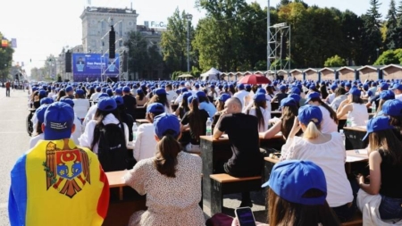 O imagine cât o lecție de istorie: mii de oameni, la Marea Dictare Națională de la Chișinău