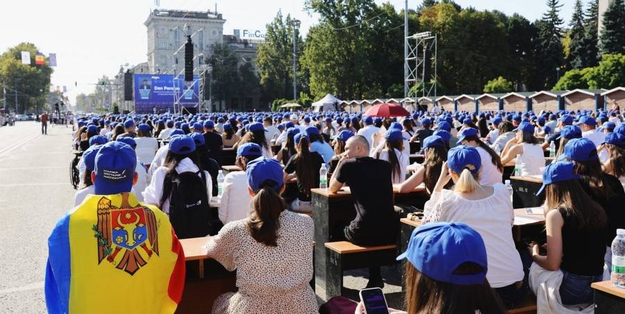 O imagine cât o lecție de istorie: mii de oameni, la Marea Dictare Națională de la Chișinău