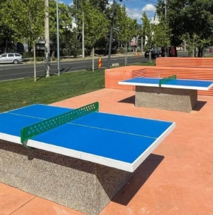 Mese de ping-pong, montate în zonele de joacă de pe malul Săsarului în Baia Mare. Vor urma și altele