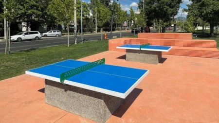 Mese de ping-pong, montate în zonele de joacă de pe malul Săsarului în Baia Mare. Vor urma și altele