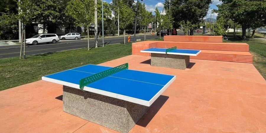 Mese de ping-pong, montate în zonele de joacă de pe malul Săsarului în Baia Mare. Vor urma și altele