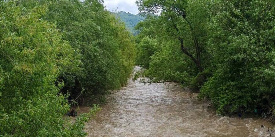 Dublă avertizare în Maramureș: Cod galben de furtuni și risc de viituri pe Vișeu, Iza și Lăpuș