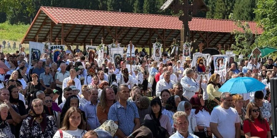 Așa arată Sfânta Maria Mare la Moisei: o mănăstire veche de secole și o tradiție care continuă să adune generații întregi în jurul ei