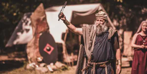 Povestea Omnis Barbaria Baia Mare, o asociație care trăiește istoria și dă viață trecutului