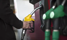 Motorina s-a ieftinit de azi. În unele benzinării a coborât deja sub 10 lei pe litru