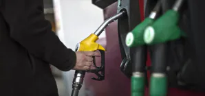 Motorina s-a ieftinit de azi. În unele benzinării a coborât deja sub 10 lei pe litru