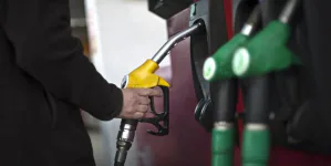 Motorina s-a ieftinit de azi. În unele benzinării a coborât deja sub 10 lei pe litru