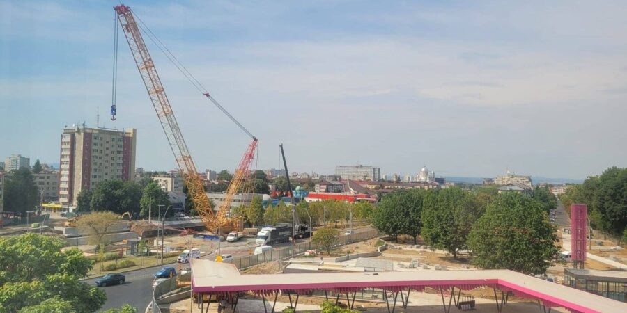 Grinzile noului pod de pe Bulevardul Unirii ajung la Baia Mare. Macaraua de peste 300 de tone este pregătită pentru montaj