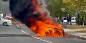 Un autoturism a luat foc pe strada George Coșbuc din Baia Mare