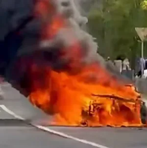 Un autoturism a luat foc pe strada George Coșbuc din Baia Mare
