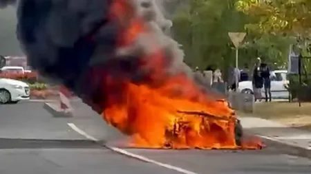 Un autoturism a luat foc pe strada George Coșbuc din Baia Mare