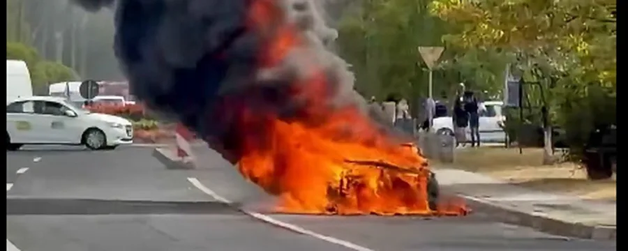 Un autoturism a luat foc pe strada George Coșbuc din Baia Mare